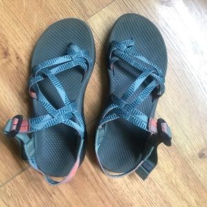 Women’s sz 7 Chaco sandals with toe strap